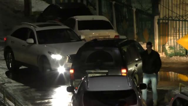 Блондинка устроила пробку во дворе смотреть онлайн