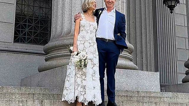 ARE NAOMI WATTS AND BILLY CRUDUP MARRIED? ACTRESS SPOTTED IN WHITE DRESS. BOUQUET AND... смотреть онлайн