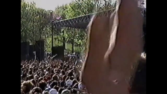 Eddie Vedder: Craziest Stage Climbing and Dives Ever (Pearl Jam | 1991-2018) смотреть онлайн