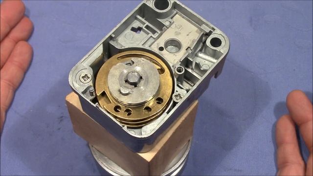 (picking 745) The FORBIDDEN ZONE of safe combination locks explained смотреть онлайн