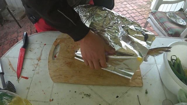 Лещ 3 кг. в фольге на мангале. смотреть онлайн