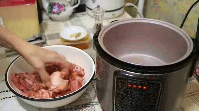 КУРИЦА В СОБСТВЕННОМ СОКУ В МУЛЬТИВАРКЕ. Самый простой рецепт. смотреть онлайн