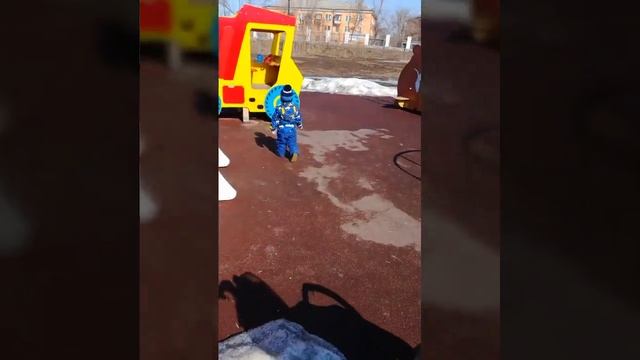 Владик в парке на детской площадке ! смотреть онлайн