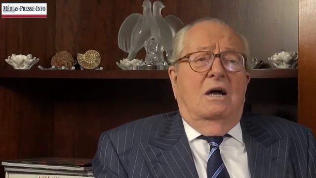 Jean Marie Le Pen chante Noël. смотреть онлайн