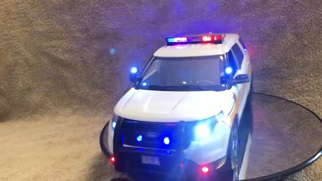 1-18 scale Illinois State Trooper diecast Ford Explorer with working lights and siren смотреть онлайн