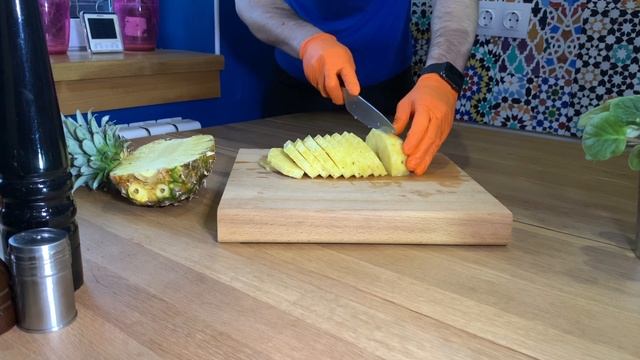 Как нарезать ананас легко и просто? Простой способ нарезки ананаса. How to slice pineapple easily смотреть онлайн