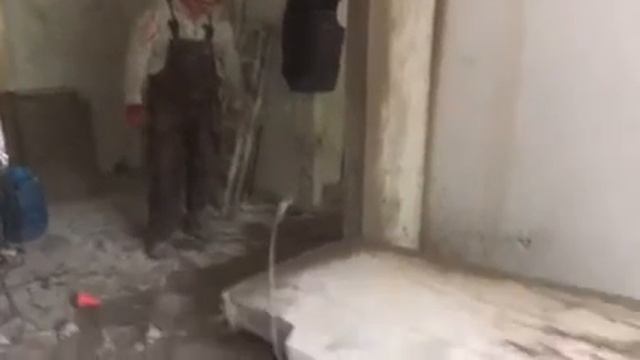 Резка проема в панельной доме.