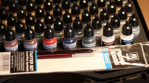 #29042 Acrylicos Vallejo Basic Colors Model Air Paint Set, With Case And Brushes, 72 Colors