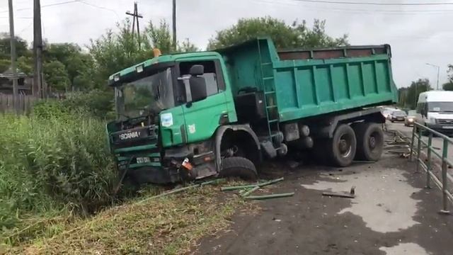 Пьяный водитель самосвала выехал на тротуар в Елизове смотреть онлайн