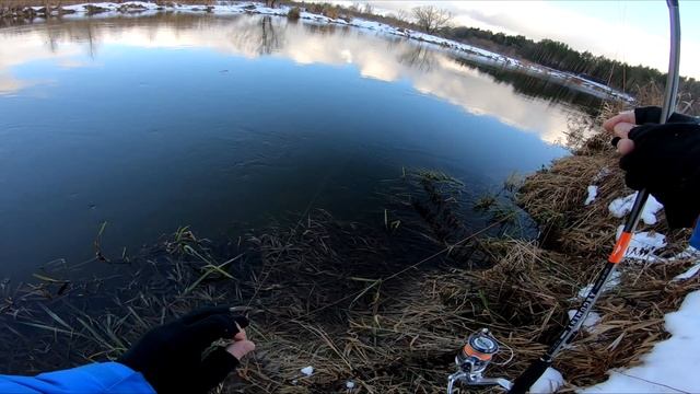 Джиг на реке зимой | Рыбалка на щуку с берега | Береговой джиг на течении смотреть онлайн