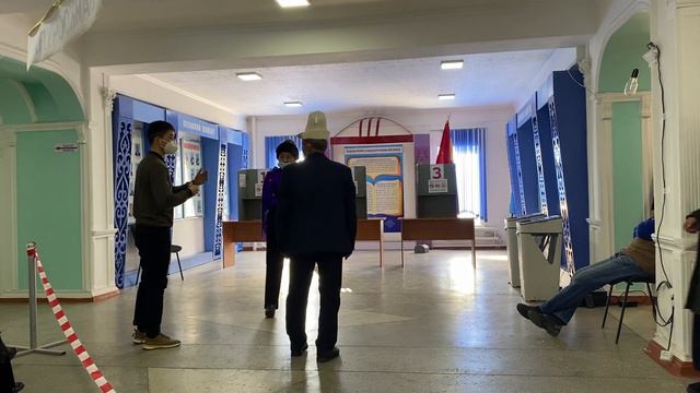 На участке 5282 в Оше наблюдатель от кандидата №1 помогал избирателю у кабинки. смотреть онлайн