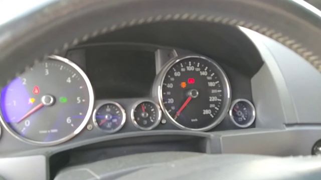 Фольксваген Туарег GP двигатель 2,5 BPE. Замена топливной трубки танденмного насоса смотреть онлайн