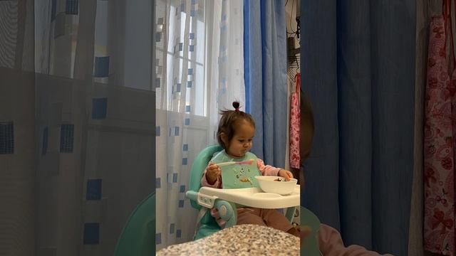 Кушает супчик, моя взрослая девочка?