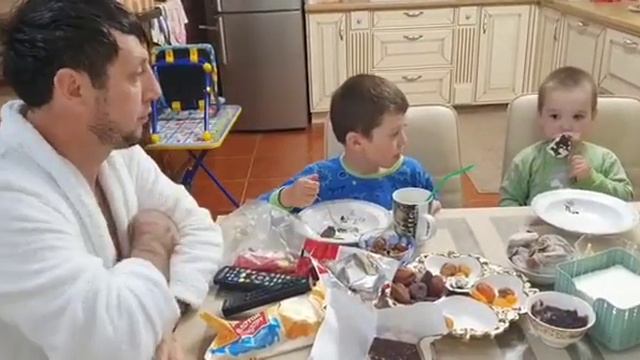 Фирдус Тямаев мунчадан сон маклайлары белән морожный ашый. смотреть онлайн