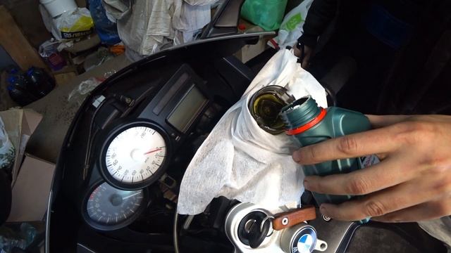 ТО мотоцикла BMW K1300S . Часть № 1. Замена масла и тормозной жидкости. "Гаражные истории". смотреть онлайн