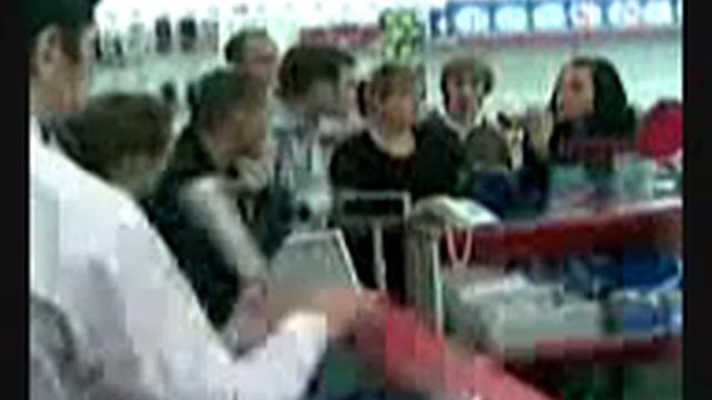 Народ атакует мвидео в поисках халявных iphone 3g :) смотреть онлайн
