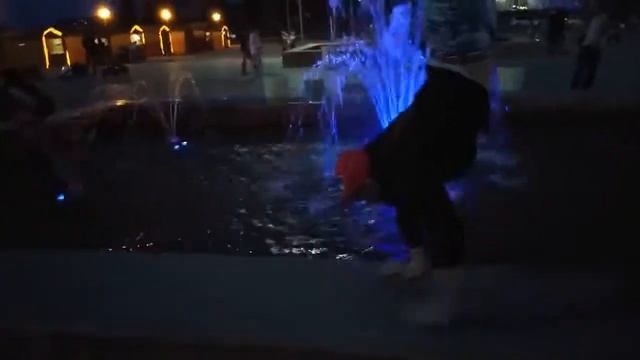 Хожу на руках в фонтане смотреть онлайн