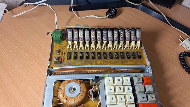 Советский калькулятор Искра-1103 (1977) | Iskra-1103 soviet electronic calculator смотреть онлайн