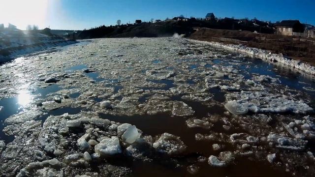 Ледоход на Урале / ice drift / Посёлок Кусья /Лёд тронулся/р.Койва впадает в реку Чусовая/ смотреть онлайн
