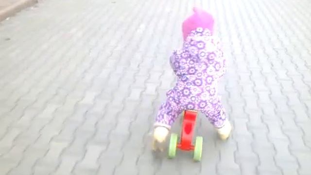 Алиса едит на ролоцикле, скорость страшная сила! смотреть онлайн