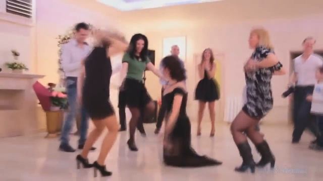 Смешные ТАНЦЫ НА СВАДЬБЕ ,Cool and funny DANCE AT the WEDDING ,view all!! смотреть онлайн