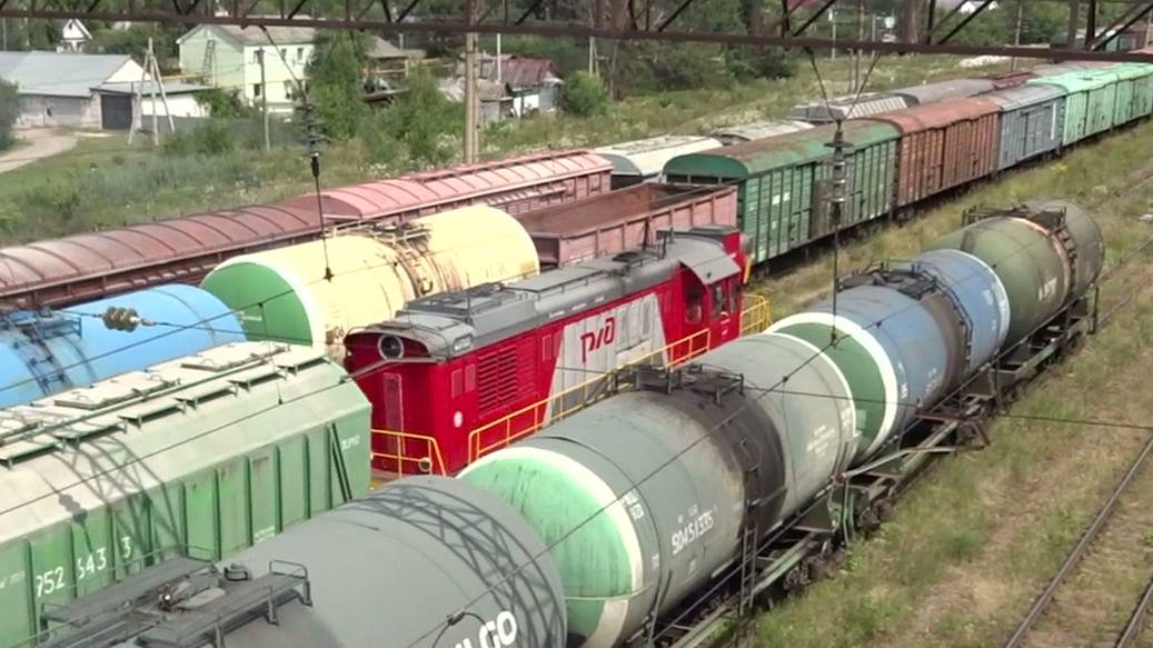 Тепловоз ЧМЭ3т-5850 с грузовым поездом отправляется со станции Кудьма смотреть онлайн