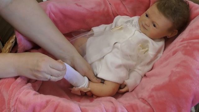 Силиконовая кукла реборн. Как обращаться с куклой.mp4 смотреть онлайн