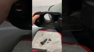 Как снять кожух горловины и лючок бензобака BMW e60