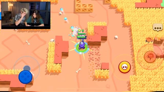 МОЯ ДЕВУШКА ПЕРВЫЙ РАЗ ИГРАЕТ В БРАВЛ СТАРС!