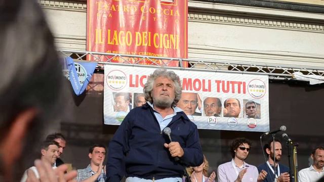 Beppe Grillo a Novara energia etica.MOV смотреть онлайн