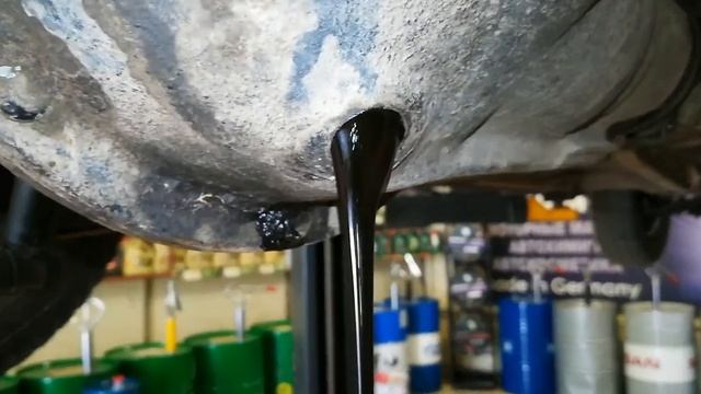 ГАЗ 24. ПЕРВАЯ ЗАМЕНА МАСЛА ПОСЛЕ 20 ЛЕТ ПРОСТОЯ. НАСТРОЙКА КАРБЮРАТОРА смотреть онлайн