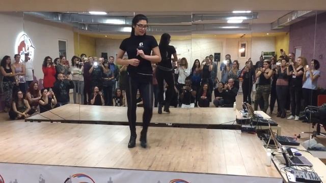 Juneline Lines - Urban Kizomba Lady style - after class demo смотреть онлайн