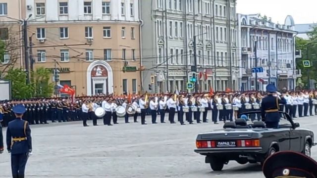Воронеж День победы 2022-Парад, бабушка с красным знаменем. смотреть онлайн