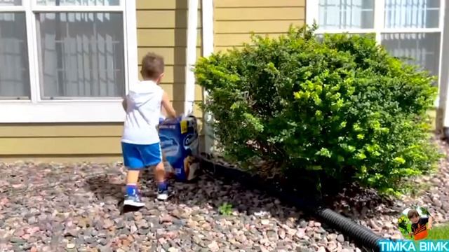 Обмотал брата туалетной бумагой | пранк над братом | ТИМКА БИМКА смотреть онлайн