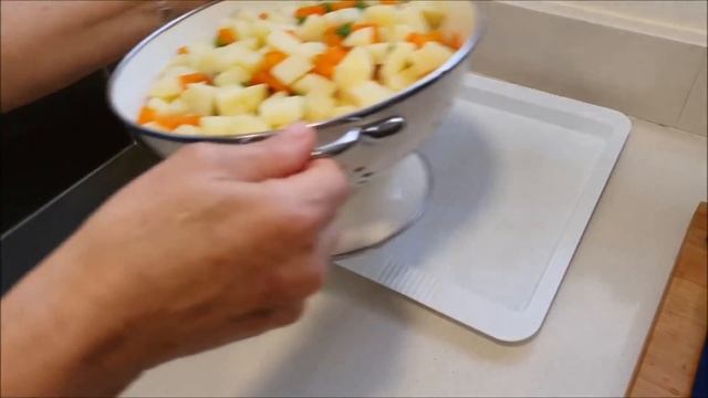 TAPAS DE NUESTROS BARES - Ensaladilla rusa, la reina de las tapas смотреть онлайн