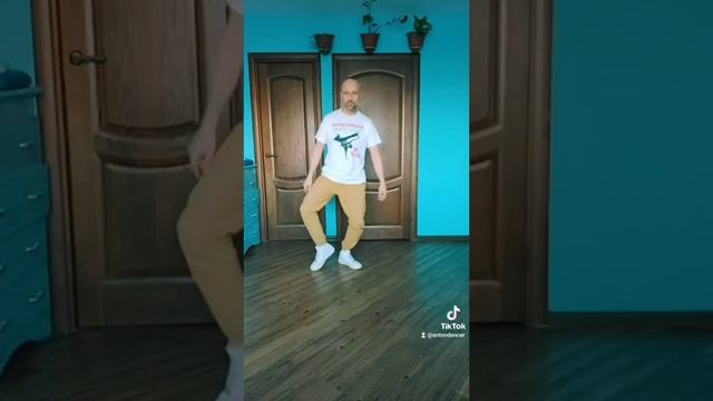 ШАФФЛ ТАНЕЦ. УЧИМ НОВЫЕ ПРОСТЫЕ ДВИЖЕНИЯ НОГАМИ! смотреть онлайн