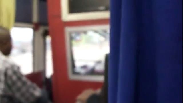 Танзания Кения Дорога в Момбасу Громкая музыка в автобусе смотреть онлайн