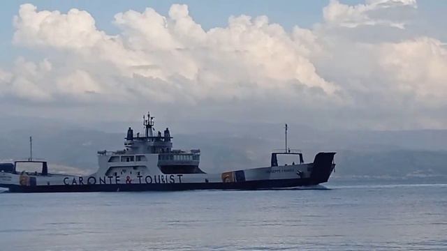 Giuseppe Franza della Caronte & Tourist in arrivo al Terminal della Rada San Francesco смотреть онлайн
