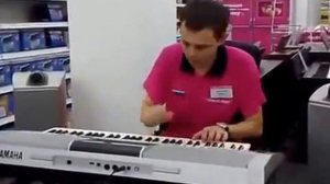 Продавец зажигает на синтезаторе YAMAHA