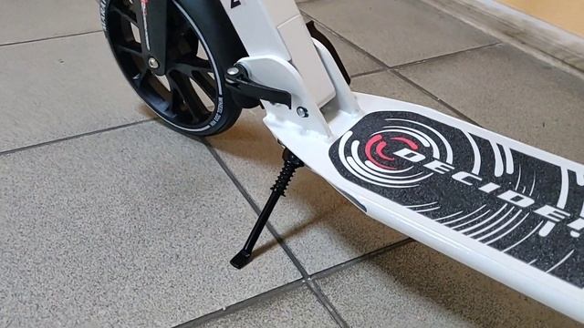Самокат Maraton Decider 2020 + LED-фонарик, Ручной тормоз с Амортизаторами Белый Обзор смотреть онлайн