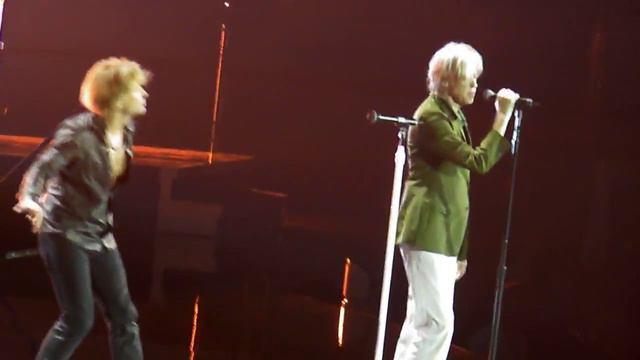 Bon Jovi - JBJ and Sir Bob Geldof singing 'I Dont Like Mondays' at the O2 Arena in London. смотреть онлайн