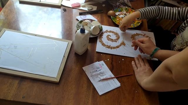 Создание инициала имени ребенка из яичной скорлупы смотреть онлайн