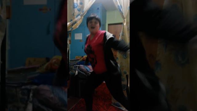 Алёнка Ойстрик пляшет))) Верочка Слесарева 2 (Полина Гагарина- Прикосновенья) смотреть онлайн