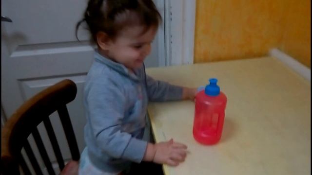 ОДНА ДОМА! ПЕРВАЯ ПРОГУЛКА НОВОРОЖДЕННОГО. ЭМИЛИНЫ ПОДАРКИ. смотреть онлайн