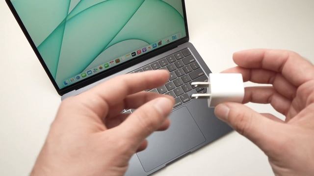 How to Charge MacBook Air M2 (Many Ways!) смотреть онлайн