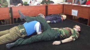 Наложение жгута пострадавшему в красной зоне