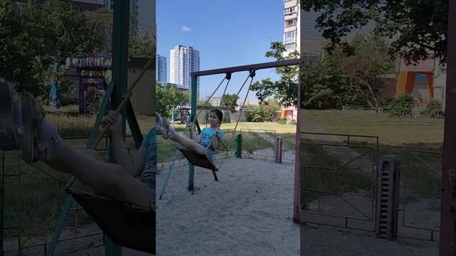В Киеве ещё остались старые советские детские площадки. Я на такой. (13.06.2022) смотреть онлайн