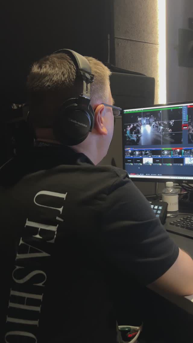 Работаю трансляцию показа мод