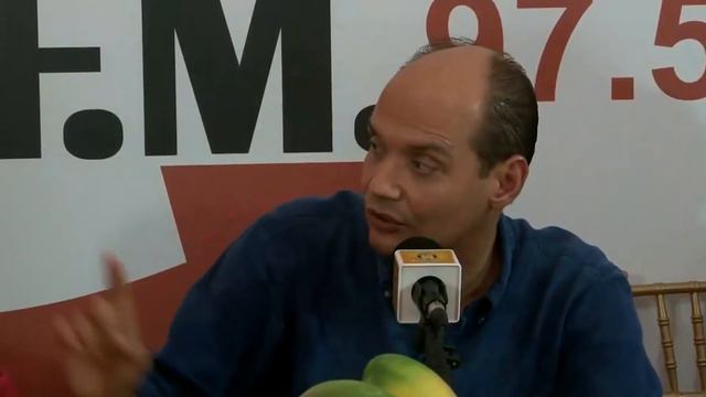 Ramfis Domínguez Trujillo entrevista radial durante su visita a la Feria del Mango, en Baní. смотреть онлайн