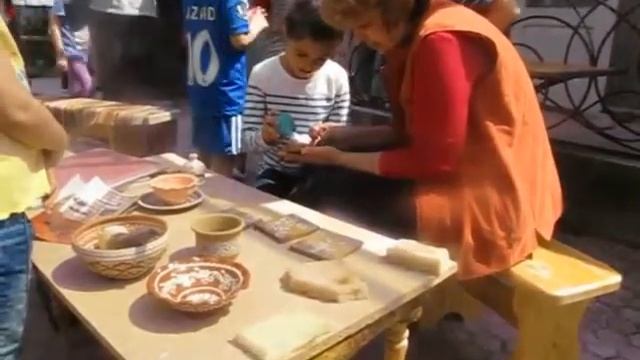 Косівська майстриня гуцульської кераміки Іванна Козак-Ділета проводить майстер-клас для дітей смотреть онлайн
